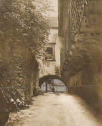 nádvorie medzi horným a stredným hradom na súdobej pohľadnici z roku 1932 (archív J. Barcziho)