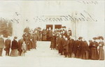 Františkin pohreb, hostia pred mauzóleom
